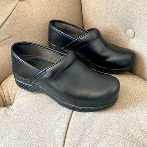 Black Dansko clogs size 39